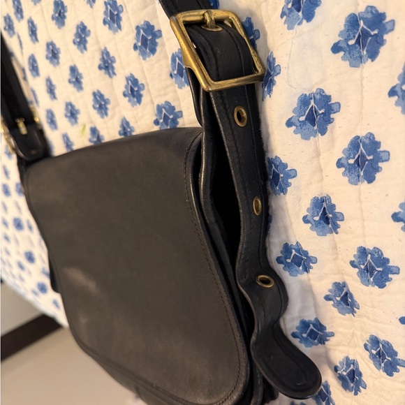 Vintage Coach Elegant Black Leather Shoulder Bag Vintage Coach Elegant Black Leather Shoulder Bag